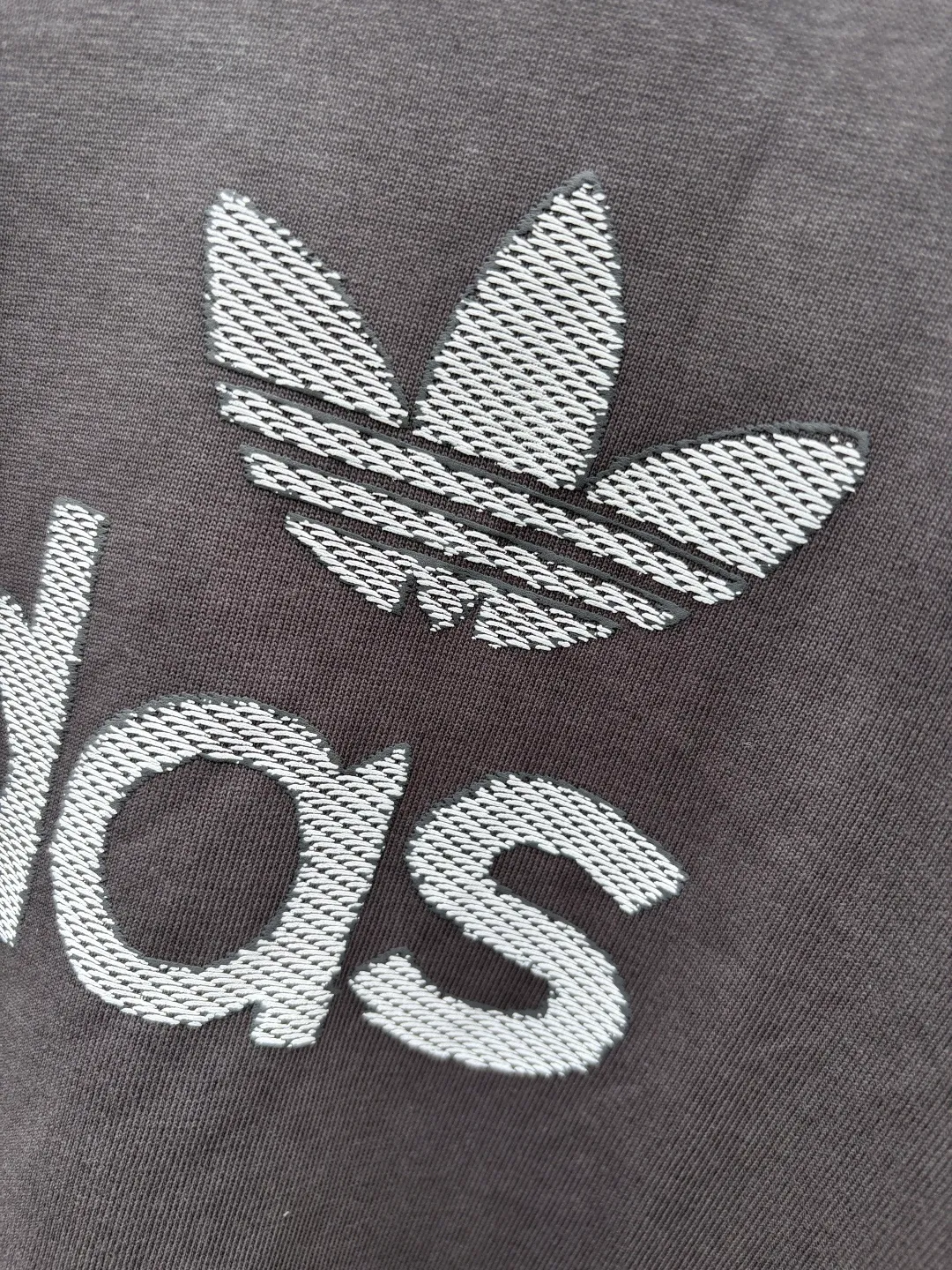 𝟬𝟱𝟰𝟰#Exclusive real shot/difference between various stolen pictures and online version on the market [𝗮𝗱𝗶𝗱𝗮𝘀Adidas Clover & Wang Hexi Same Style Contrast Retro T-shirt] ✅This Retro contrast T-shirt directly brings out the American Retro feel. Classic round neck contrast hemming design, white and red Dark Gray is available in two colors, no matter the skin color or body shape, the same style for men and women can be easily chosen as a couple's style! . ✅ Original mold opening, pure original/tag washed wheat ribbon individually coded/full set of 1:1 customized accessories ➕Customized three-label ➕𝗬𝘂𝗮𝗻 version of the tag ➕𝗹𝗼𝗴𝗼 packaging bag🔥 ➕Scan the QR code to enter the official website. Complete with three labels! Perfect Quality! Highly recommended! ✅Top version, ins Xiaohongshu Kuaishou = lots of bloggers’ outfits. ✅Adi’s absolute Hot Sale star Same Style details are online, feel free to compare! The iconic Adidas logo embellishes the chest, highlighting the brand's charm. Fixed color and classic three-bar stripes, classic will never go out of style! Versatile is not picky, the original model is perfect for the upper body, so buy it with your eyes closed! ✅Easily adaptable to various sports or daily leisure scenes. Whether you are running for fitness or hanging out on the street, it can keep you full of energy without losing the sense of fashion. ✅Complete sizes to meet the needs of different body shapes! Color;Dark Gray Size S-XXL